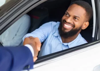 homme-serant-la-main-a-un-agent-de-location-de-voiture-guadeloupeen